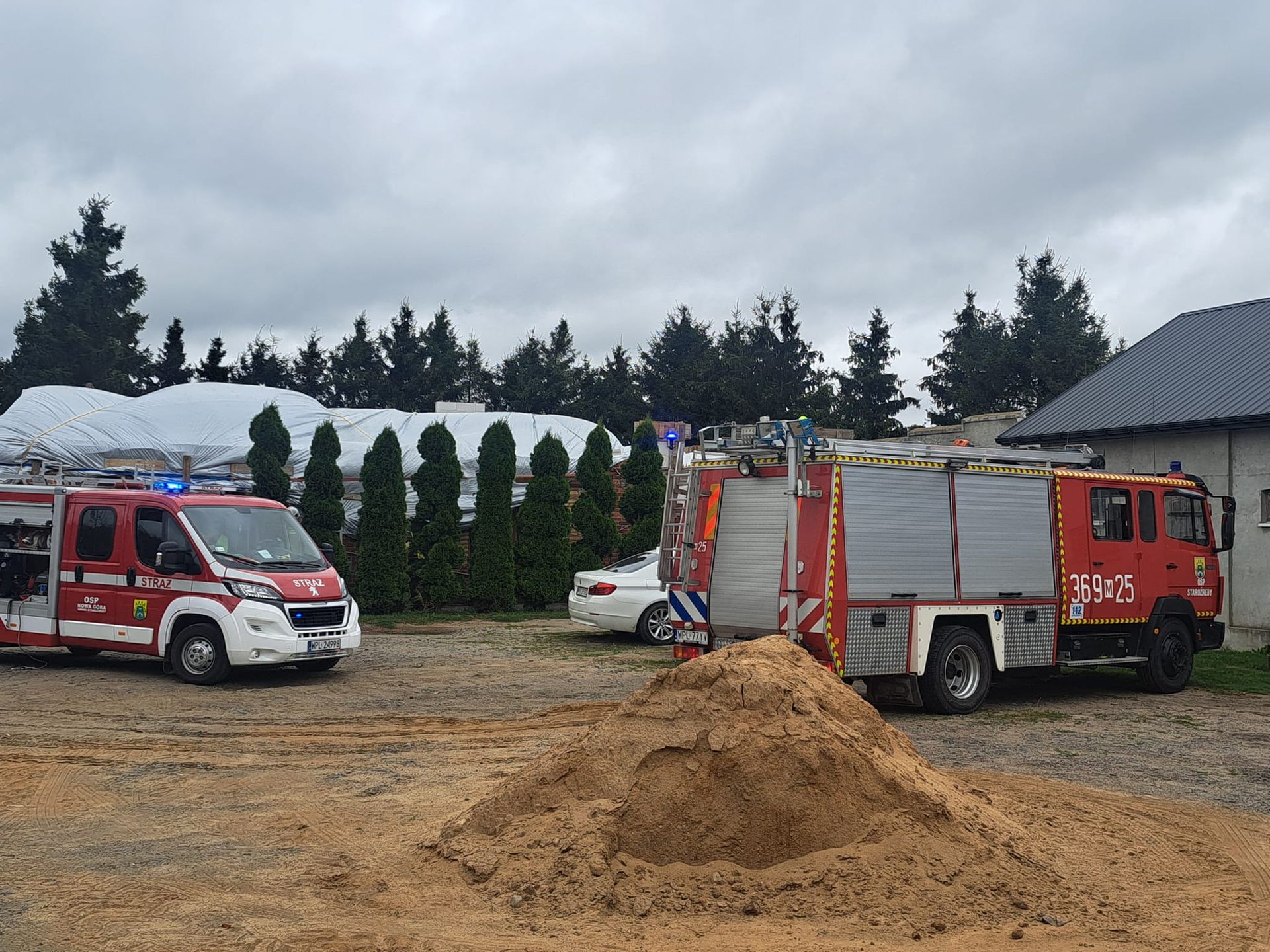 Zerwany dach budynku 