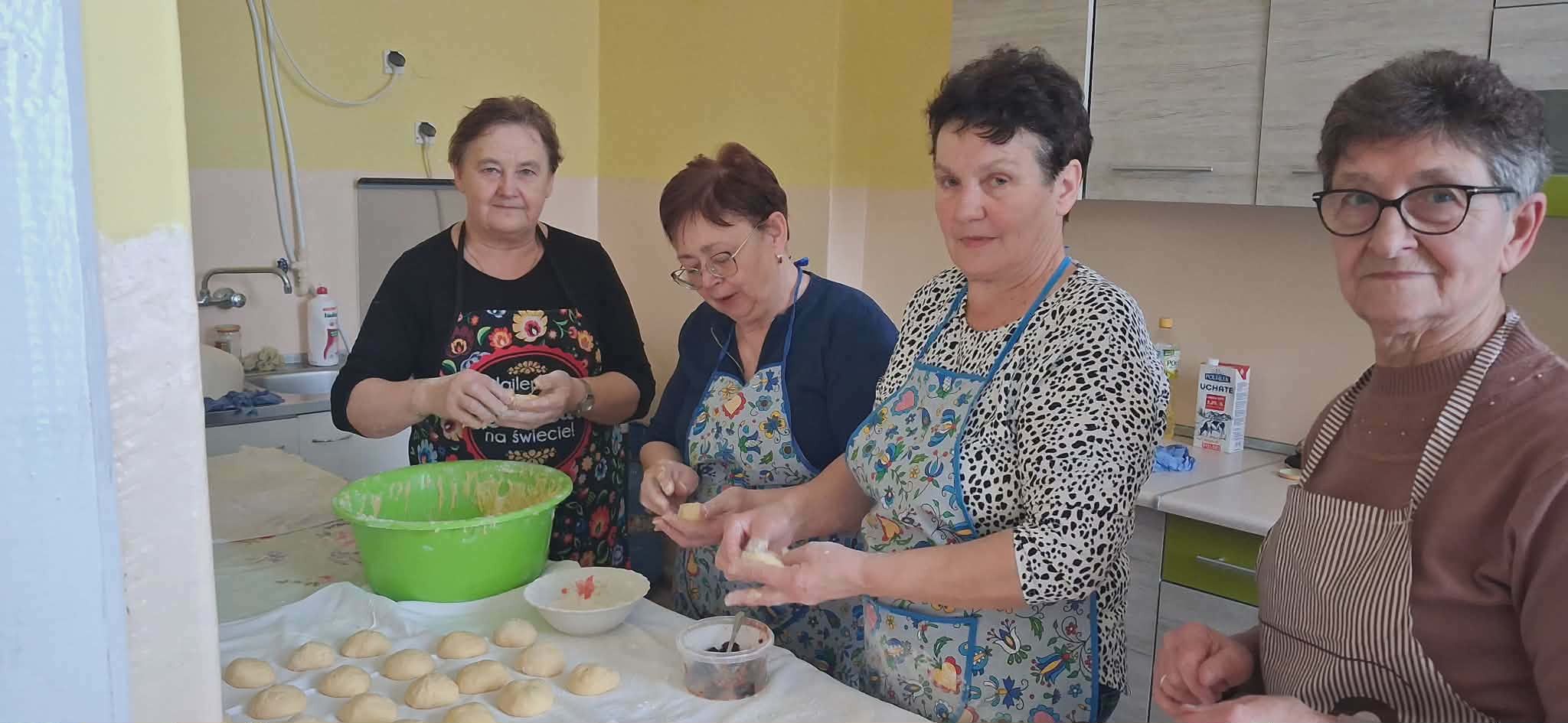 Członkinie KGW w Jaranowie pączki zawsze nadziewają konfiturami 