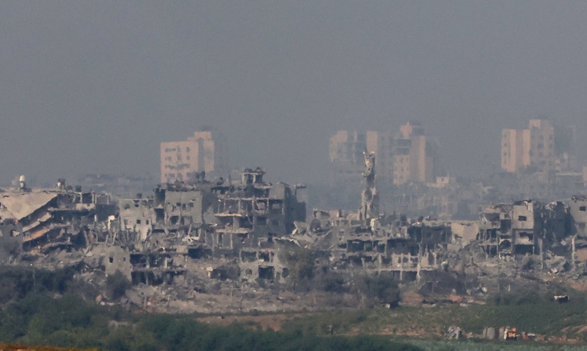 A view of destroyed buildings in the northern Gaza Strip, as seen from southern Israel, 02 November 2023. More than 8,500 Palestinians and at least 1,400 Israelis have been killed, according to the Israel Defense Forces (IDF) and the Palestinian health authority, since Hamas militants launched an attack against Israel from the Gaza Strip on 07 October, and the Israeli operations in Gaza and the West Bank which followed it. EPA/ABIR SULTAN Dostawca: PAP/EPA.