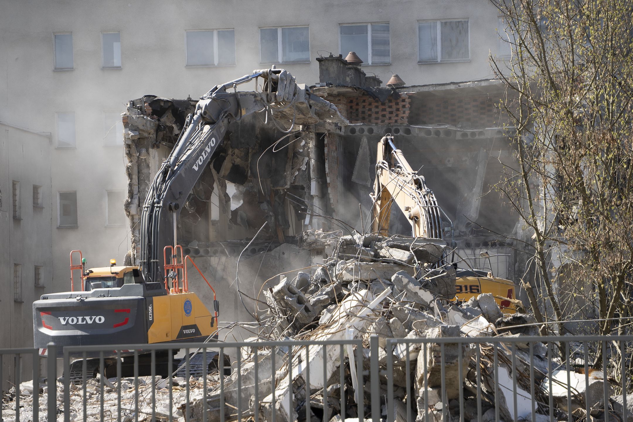 Znika KPP w Pile, burzenie, wyburzanie