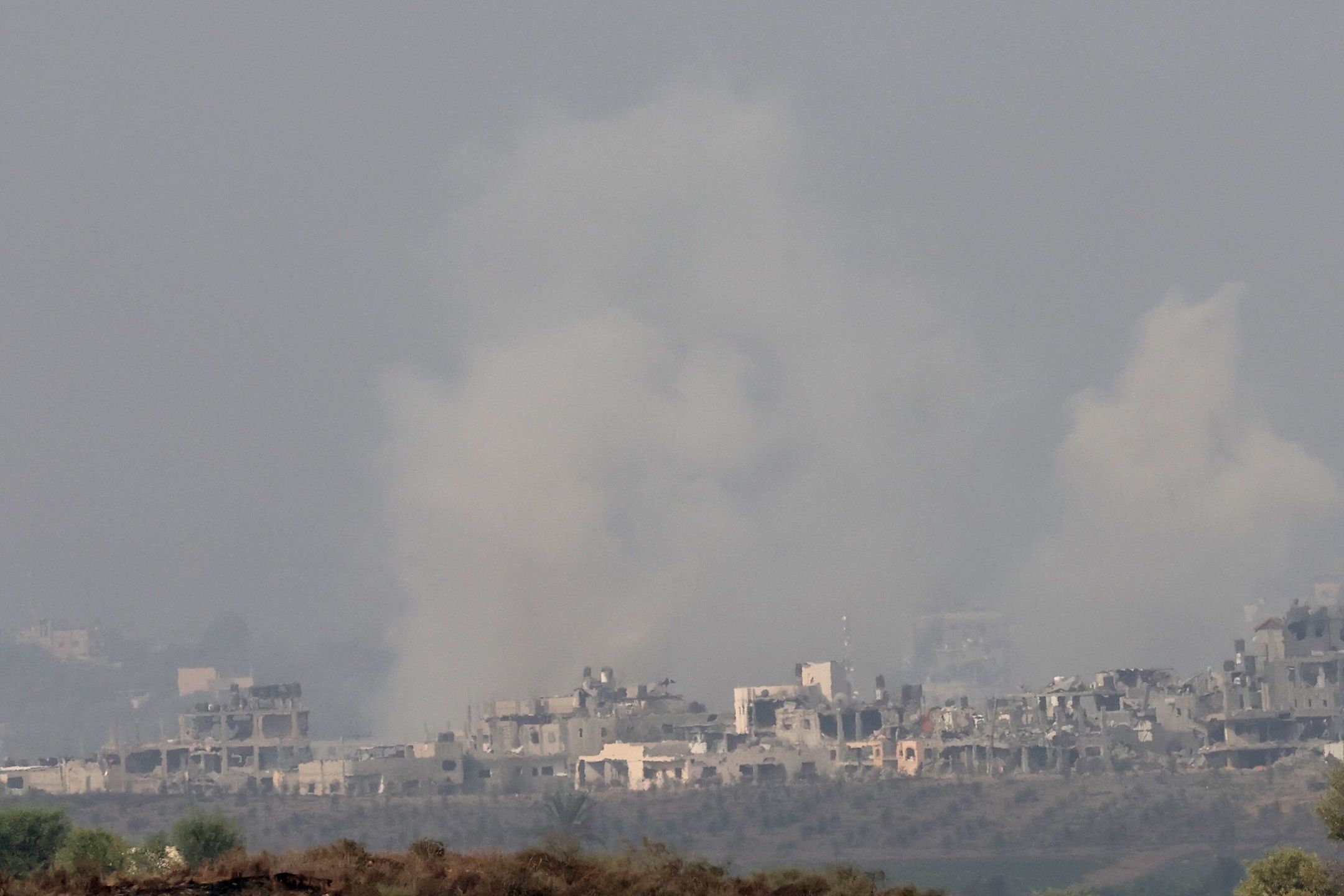 Smoke billows from the northern Gaza Strip following an Israeli military strike, as seen from southern Israel, 02 November 2023. More than 8,500 Palestinians and at least 1,400 Israelis have been killed, according to the Israel Defense Forces (IDF) and the Palestinian health authority, since Hamas militants launched an attack against Israel from the Gaza Strip on 07 October, and the Israeli operations in Gaza and the West Bank which followed it. EPA/ABIR SULTAN Dostawca: PAP/EPA.