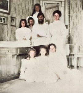 Carewicz Aleksy z matką, rodzeństwem i Rasputinem