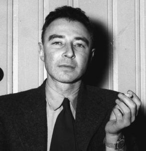 Robert Oppenheimer z papierosem