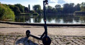 Xiaomi Mi Electric Scooter Pro 2 – jeden z najpopularniejszych modeli średniej klasy, oferujący ~45 km zasięgu i dobrą mobilność.