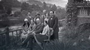 Historyczne zdjęcie grupowe. Marusia z gośćmi