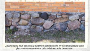 Zewnętrzny mur kościoła z czarnym amfibolitem