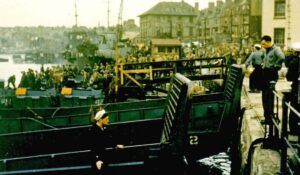 Okrętowanie Amerykanów na barki desantowe