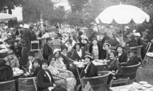 Przedwojenna kawiarnia. Fot. NAC