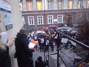 https://i.wpimg.pl/c/300x225/d.wpimg.pl/1235729081-1385360466/protest.jpg