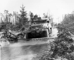 Amerykański pojazd półgąsienicowy w lesie Hürtgen