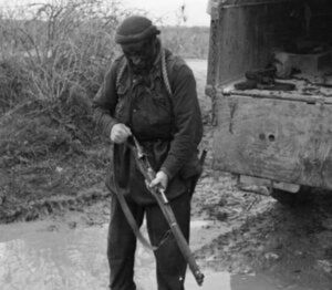 Komandos z karabinem SMLE. Zdjęcie pochodzi z 1943 roku