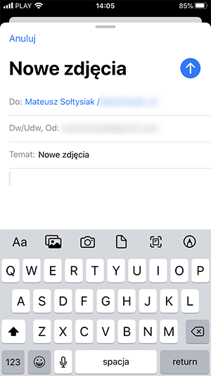 utwórz wiadomość, nad klawiaturą naciśnij ikonę dodawania zdjęć