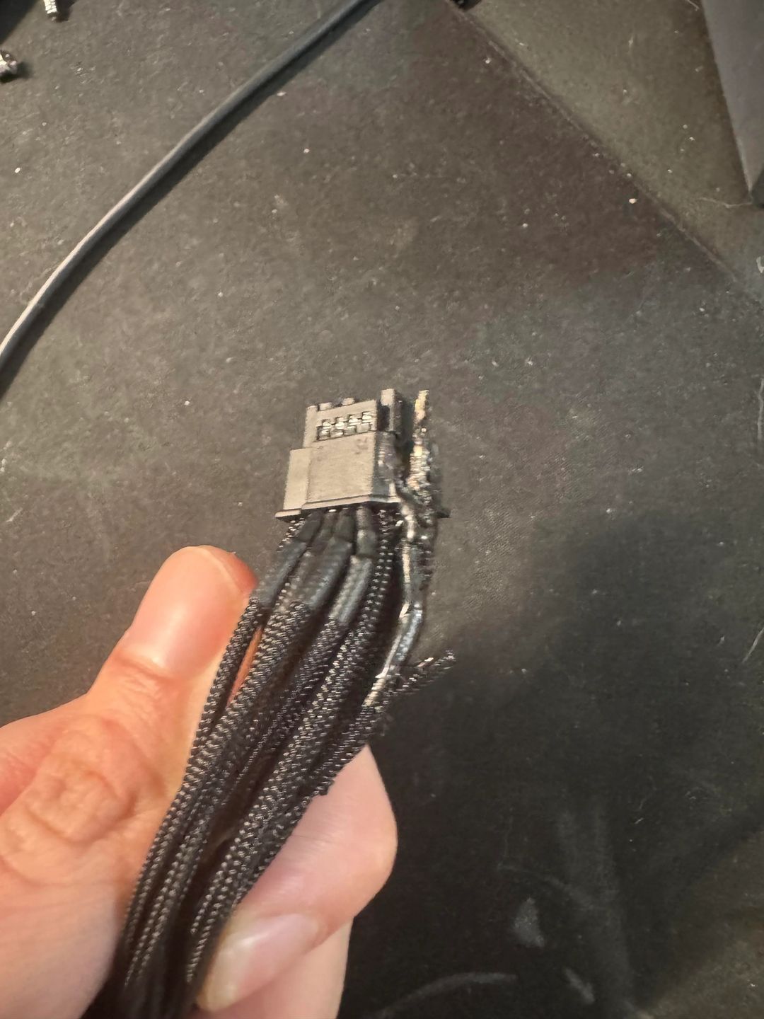 GeForce RTX 5090 - spalone złącze zasilające