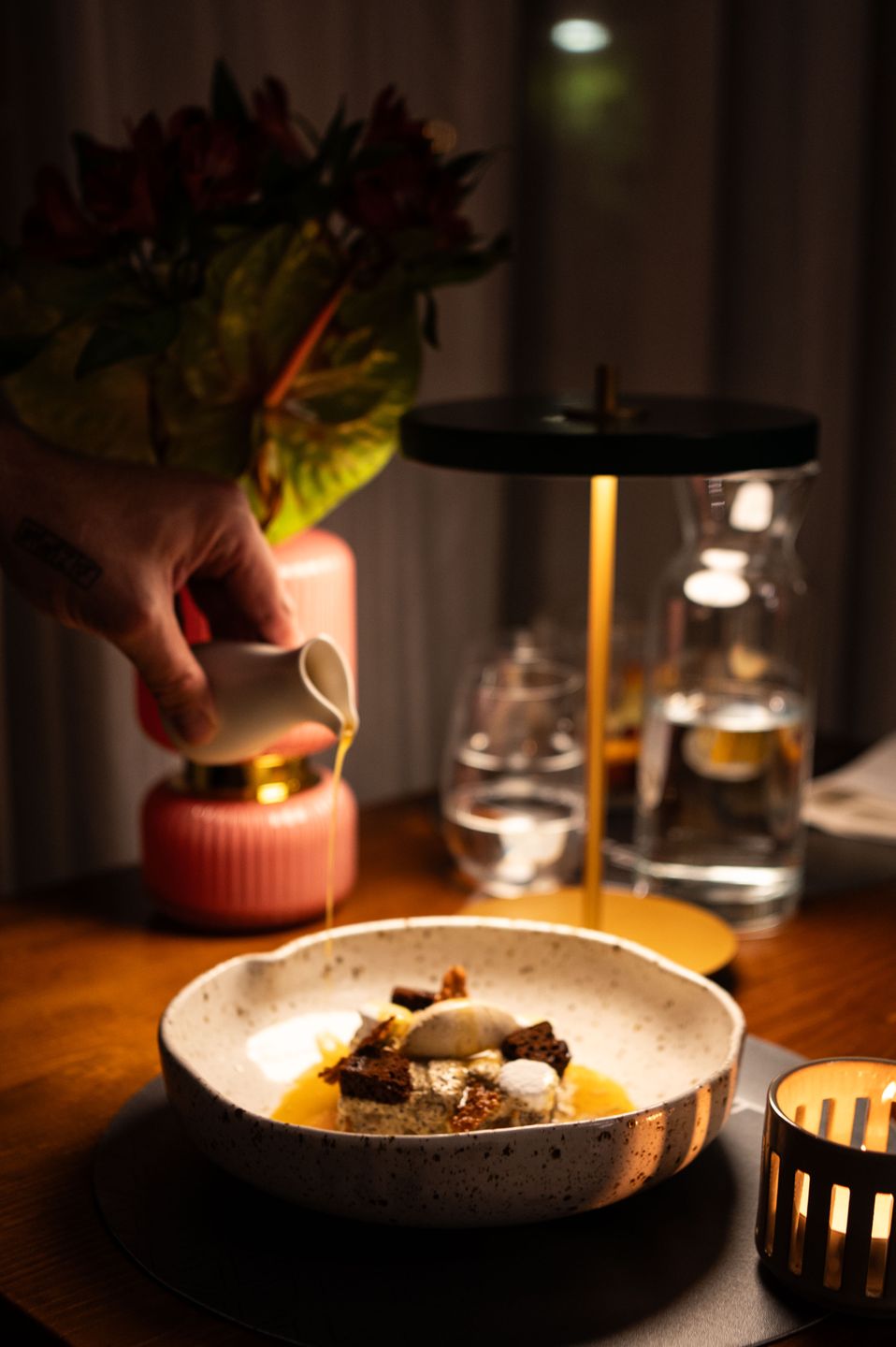 Chałka z makiem, mascarpone, piernikiem i lodami jogurtowymi