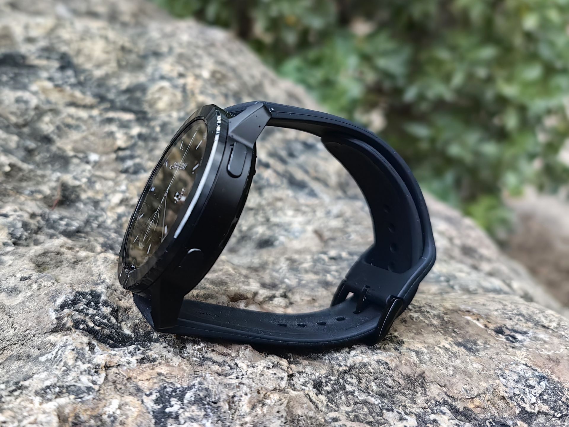 Sterowanie zegarkiem Xiaomi Watch 3S odbywa się za pomocą dwóch przycisków