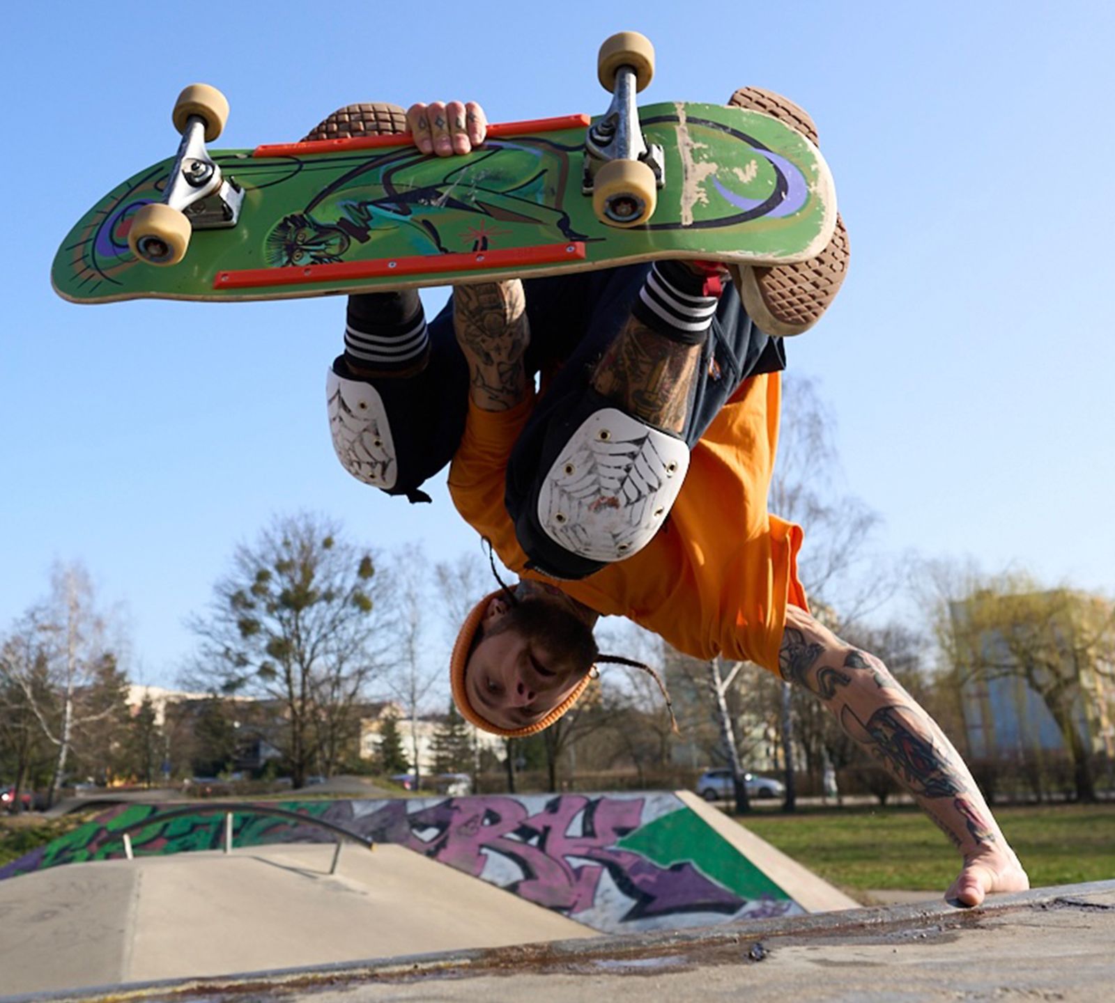 Krzysztof „Ceentaur” Pietrowicz wykonujący handplant