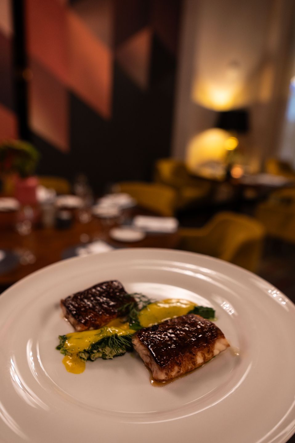 Jesiotr z piernikiem, w sosie szafranowym, serwowany z fenkułem.