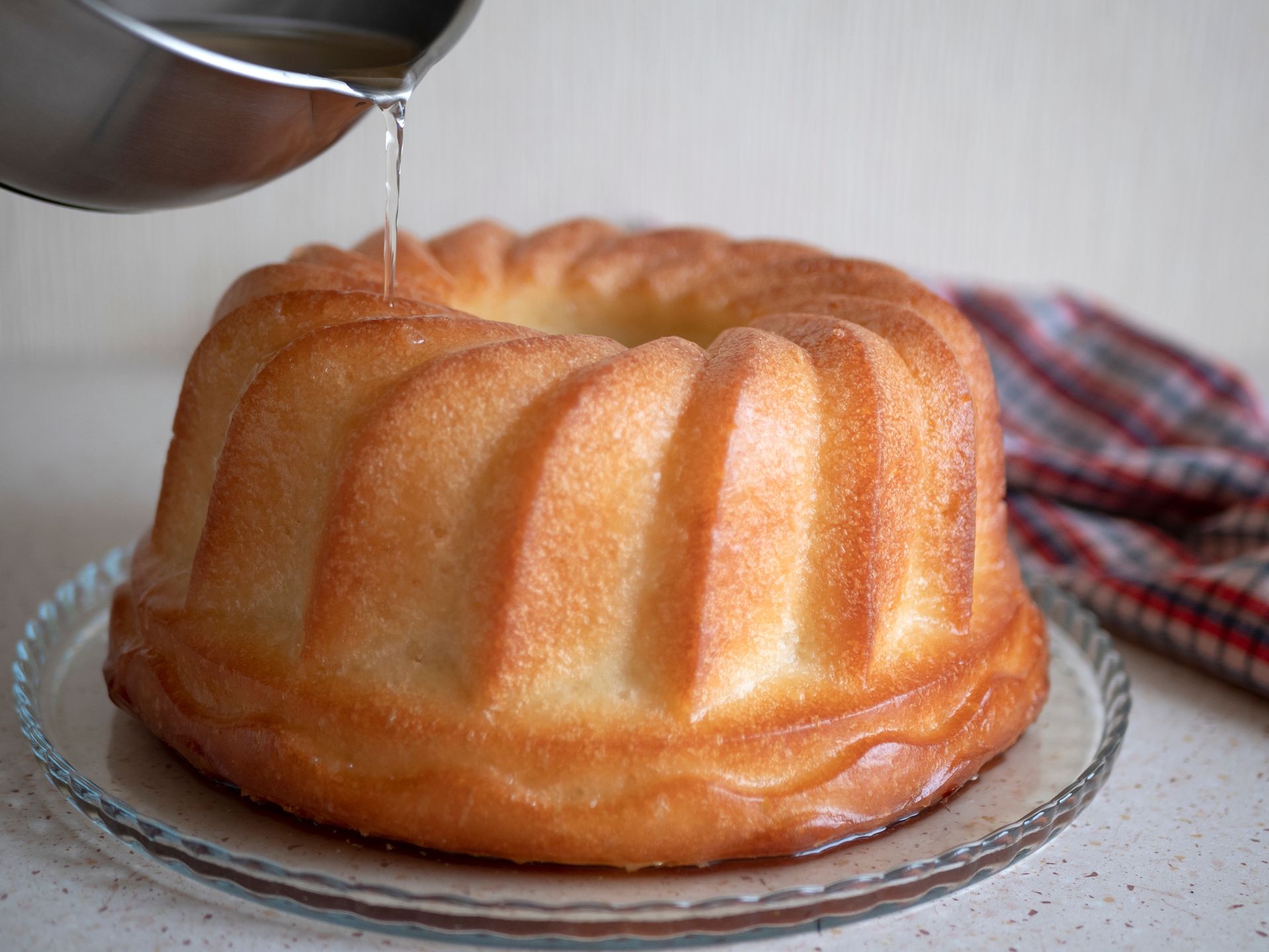 Savarin mocno nasącza się syropem
