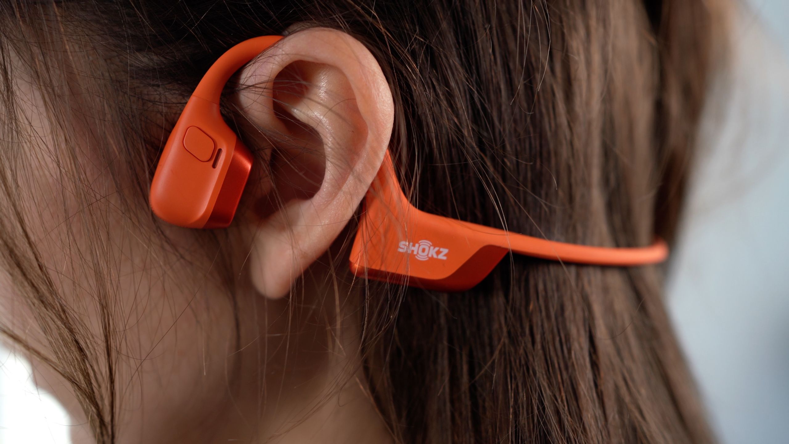 Shokz OpenRun Pro 2 przy uchu