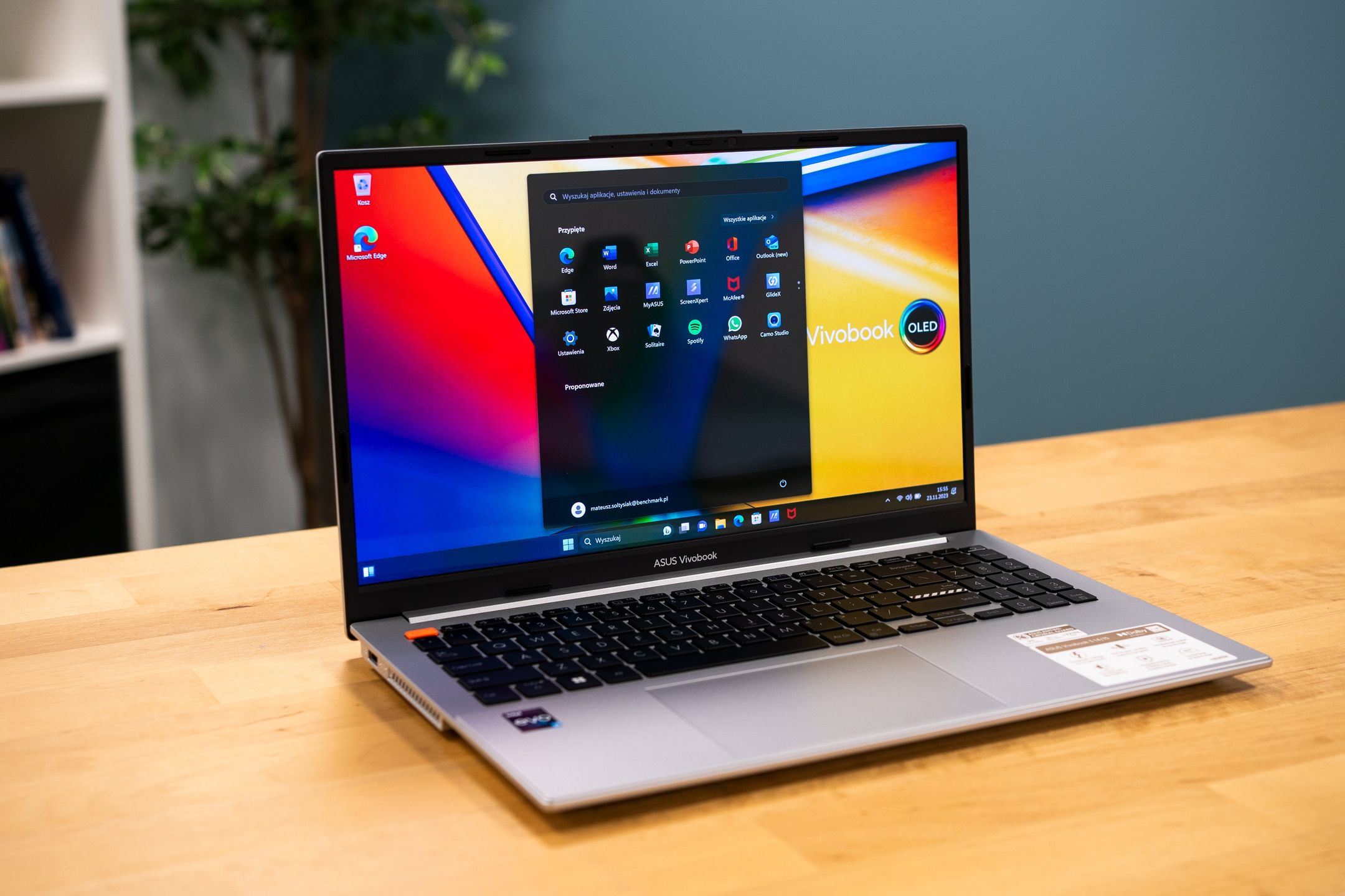 ASUS Vivobook S15 OLED K5504V - z profilu