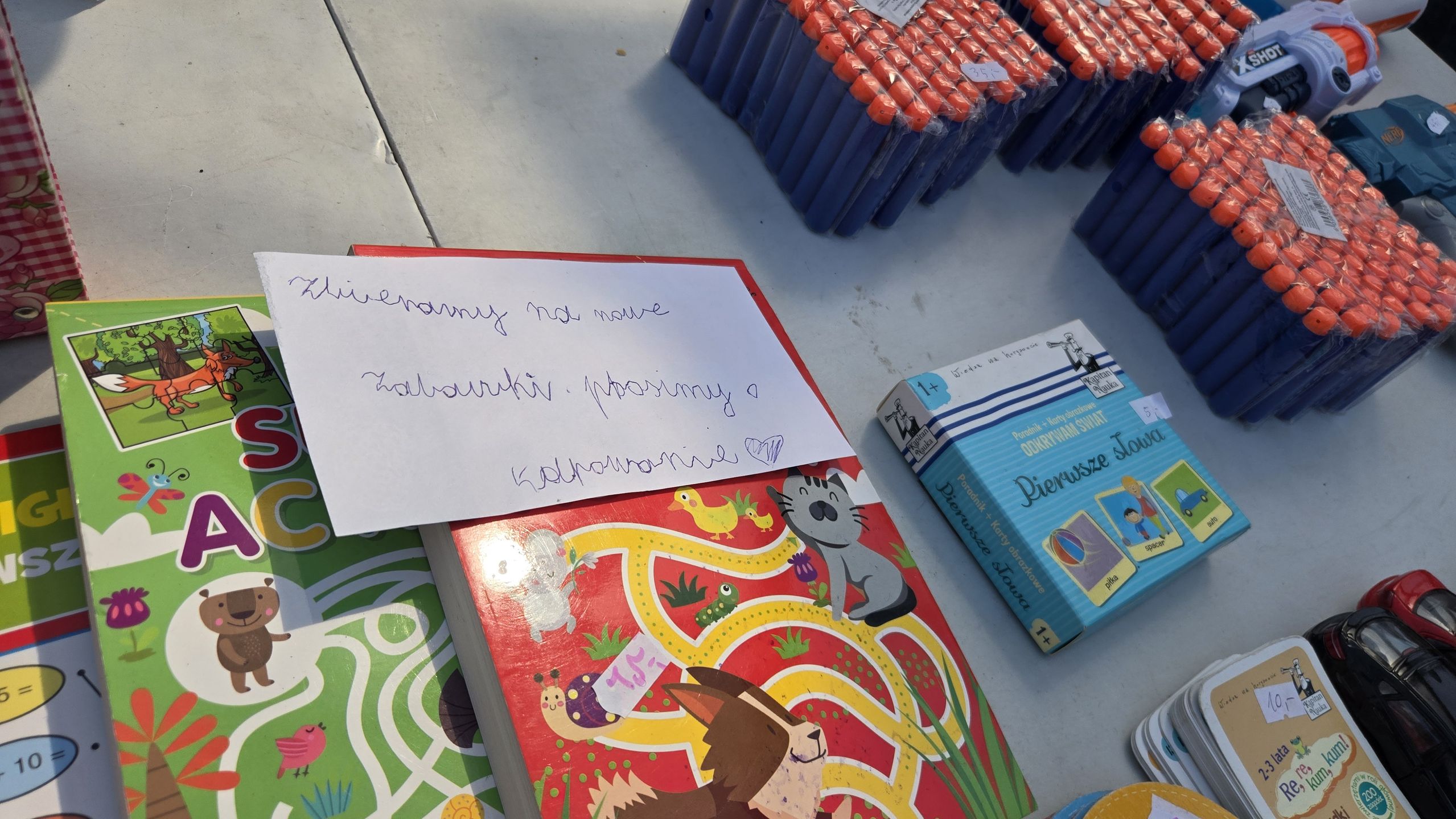 dzieci zbierają na nowe zabawki