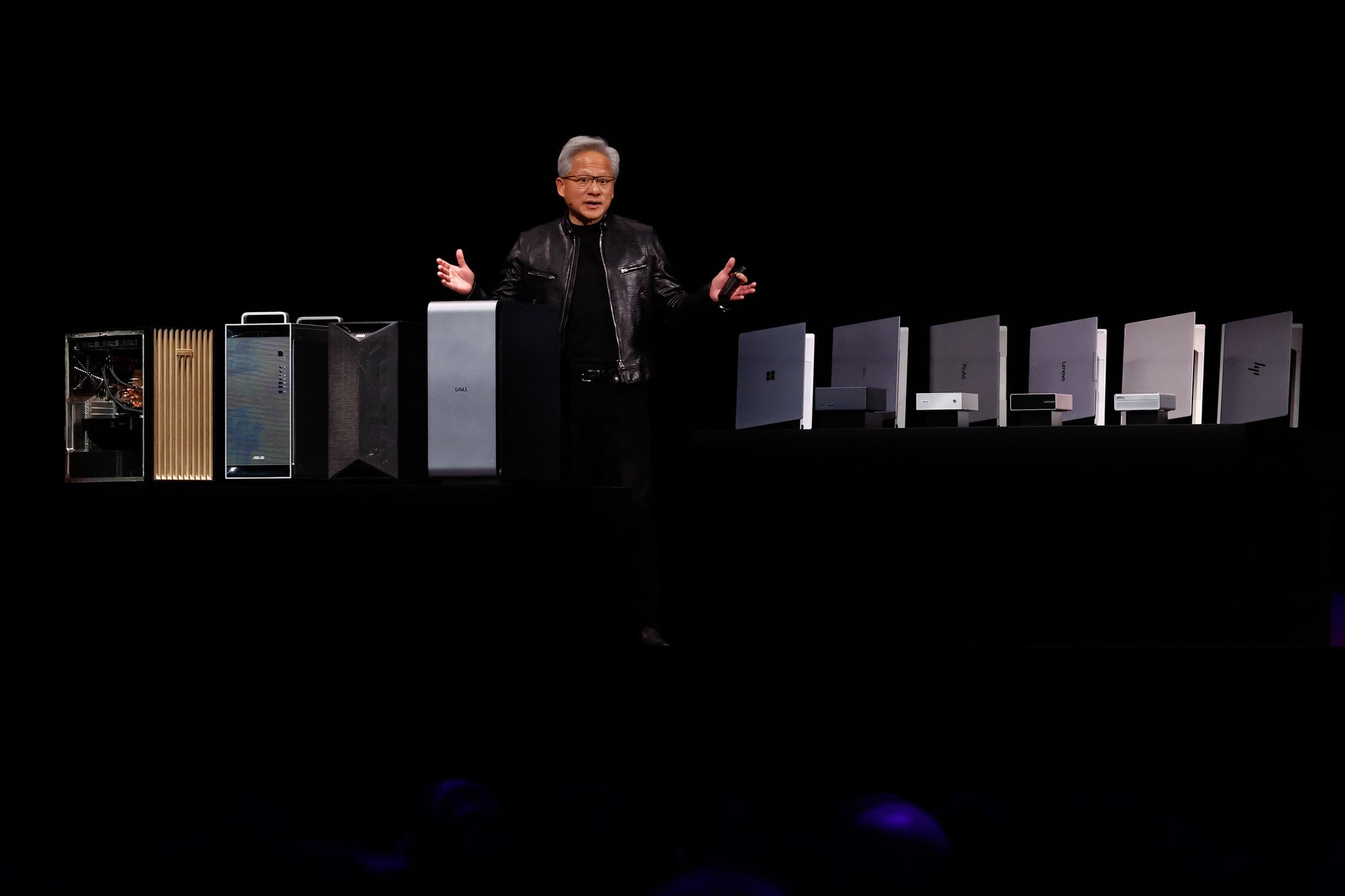 NVIDIA CEO Jensen Huang shows Windows PCs running RTX Spark during his keynote speech as part of the COMPUTEX 2026 AI exhibition in Taipei, Taiwan, 01 June 2026. Jensan Huang officially announced NVIDIA?s new products and various AI integration. EPA/RITCHIE B. TONGO Dostawca: PAP/EPA.