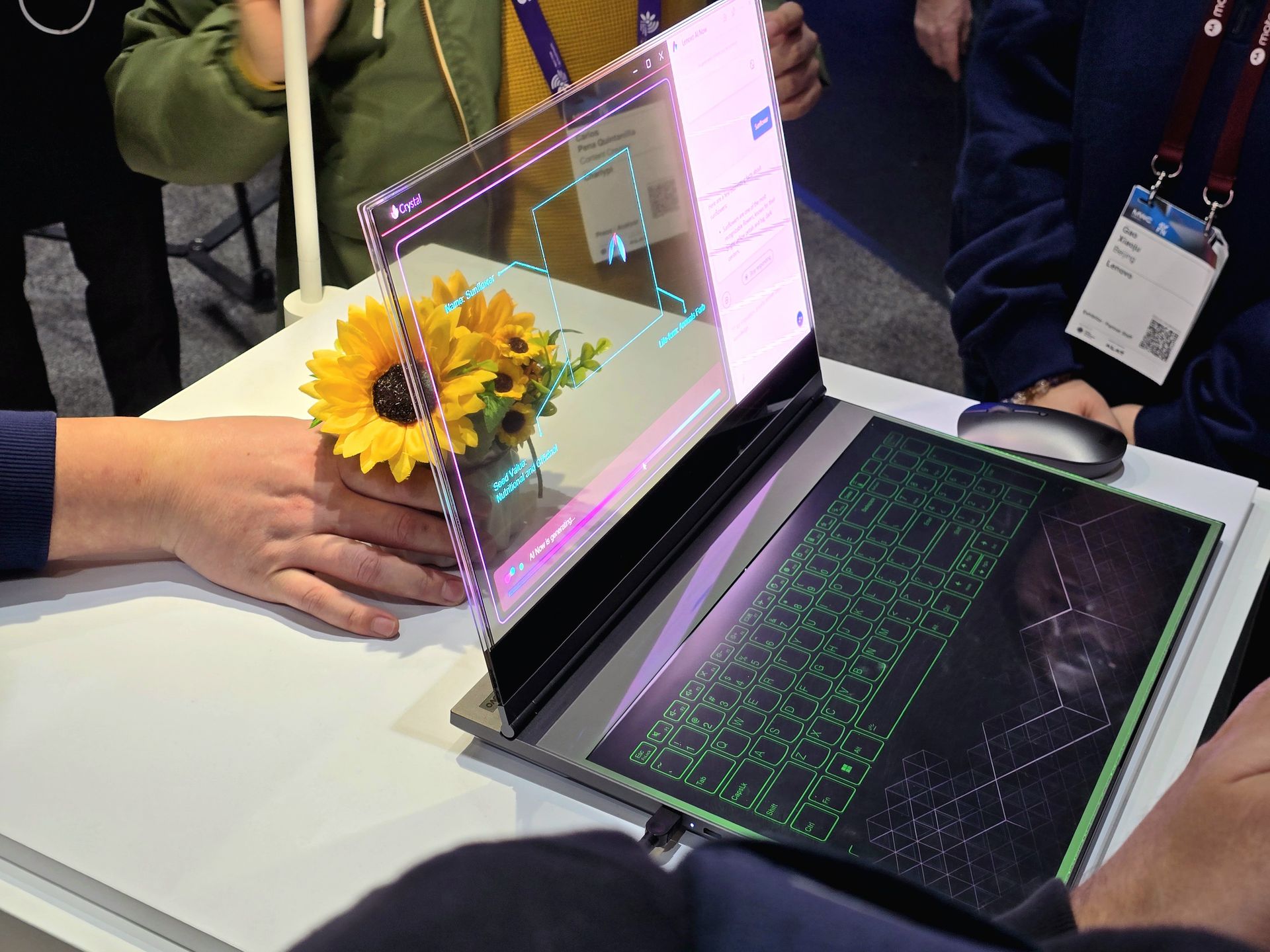 Laptop Lenovo z przezroczystym ekranem