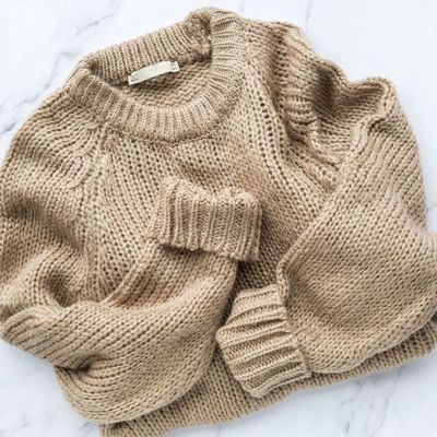 Beżowy sweter damski