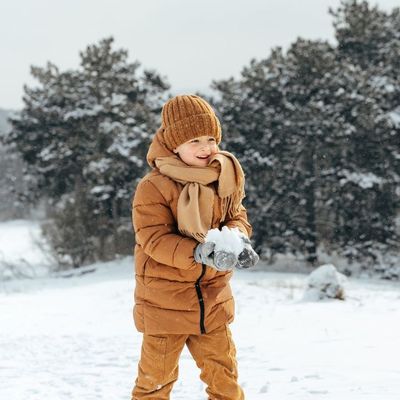 Chłopiec w brązowej zimowej kurtce