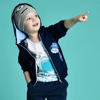 Chłopiec w rozpiętej bluzie