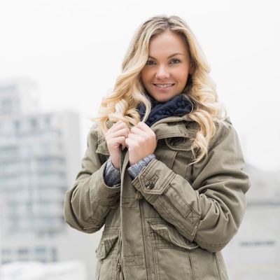 Dziewczyna w kurtce parce khaki