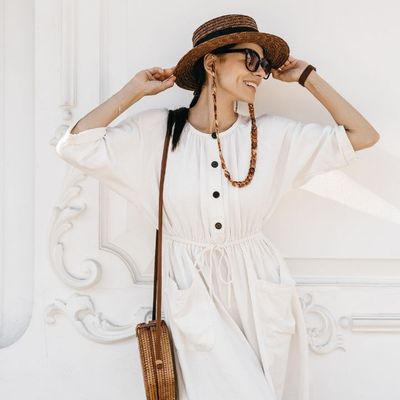 Kobieta w białej eleganckiej sukience 