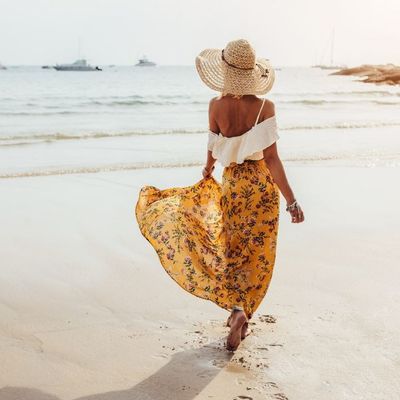 Kobieta w biało pomarańczowej sukience na plaże