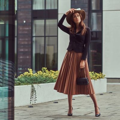 Kobieta w brązowej eleganckiej spódnicy