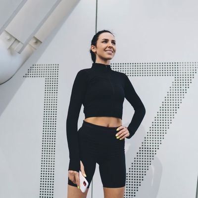 Kobieta w czarnym sprtowym komplecie ubrań 