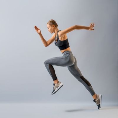 Kobieta w sportowych ciuchach nike