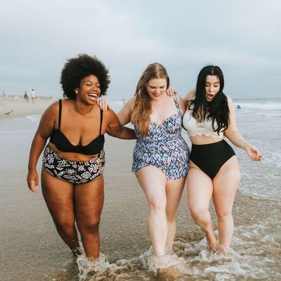 Kobiety w bikini plus size