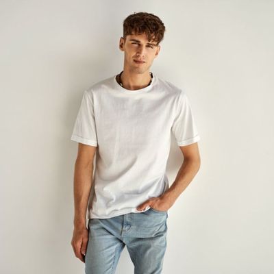 Mężczyzna w białym t-shircie basic
