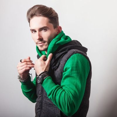 Mężczyzna w czarnej kamizelce sportowej