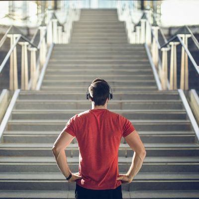Mężczyzna w czerwonej sportowej koszulce