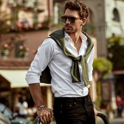 Mężczyzna w koszuli w stylu casual 
