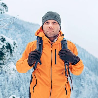 Mężczyzna w pomarańczowej kurtce softshell