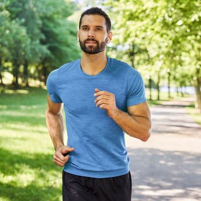 Mężczyzna w sportowych ubraniach