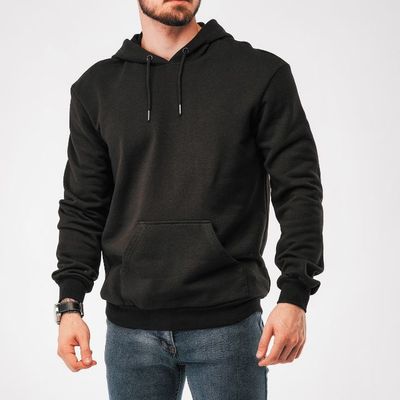 Mężczyzna w sportowych ubraniach