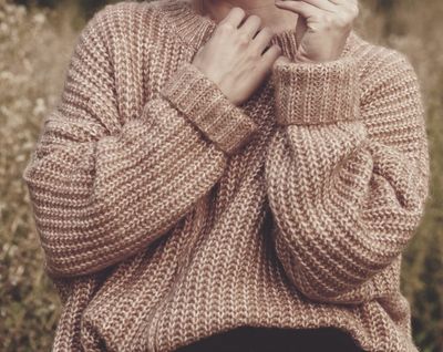 beżowy sweter damski oversize