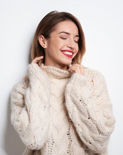 beżowy sweter z bufiatymi rękawami