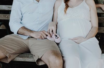 biała sukienka ciążowa do sesji i nie tylko