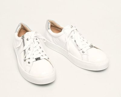 białe sportowe buty caprice