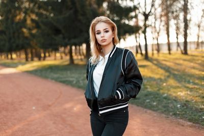 bomberka damska w sportowej stylizacji