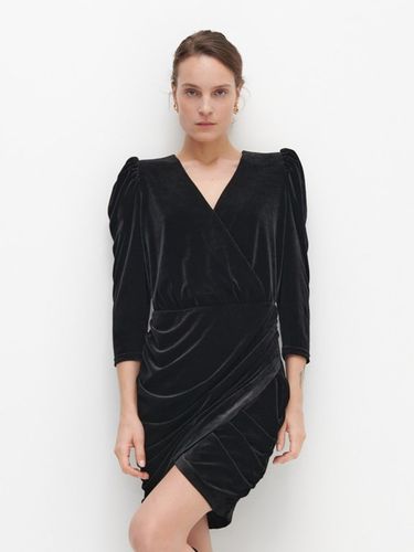 czarna sukienka welurowa elegancka